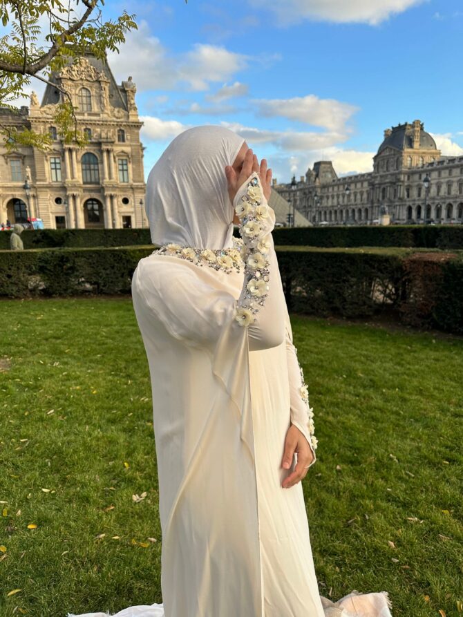 Robe cape ornée de strass avec des gants – Image 2